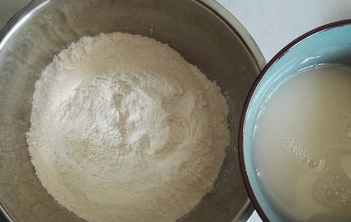 蒸饅頭時(shí),發(fā)好面別直接上鍋蒸,多加一步,才能香軟美味不回縮 面團(tuán)